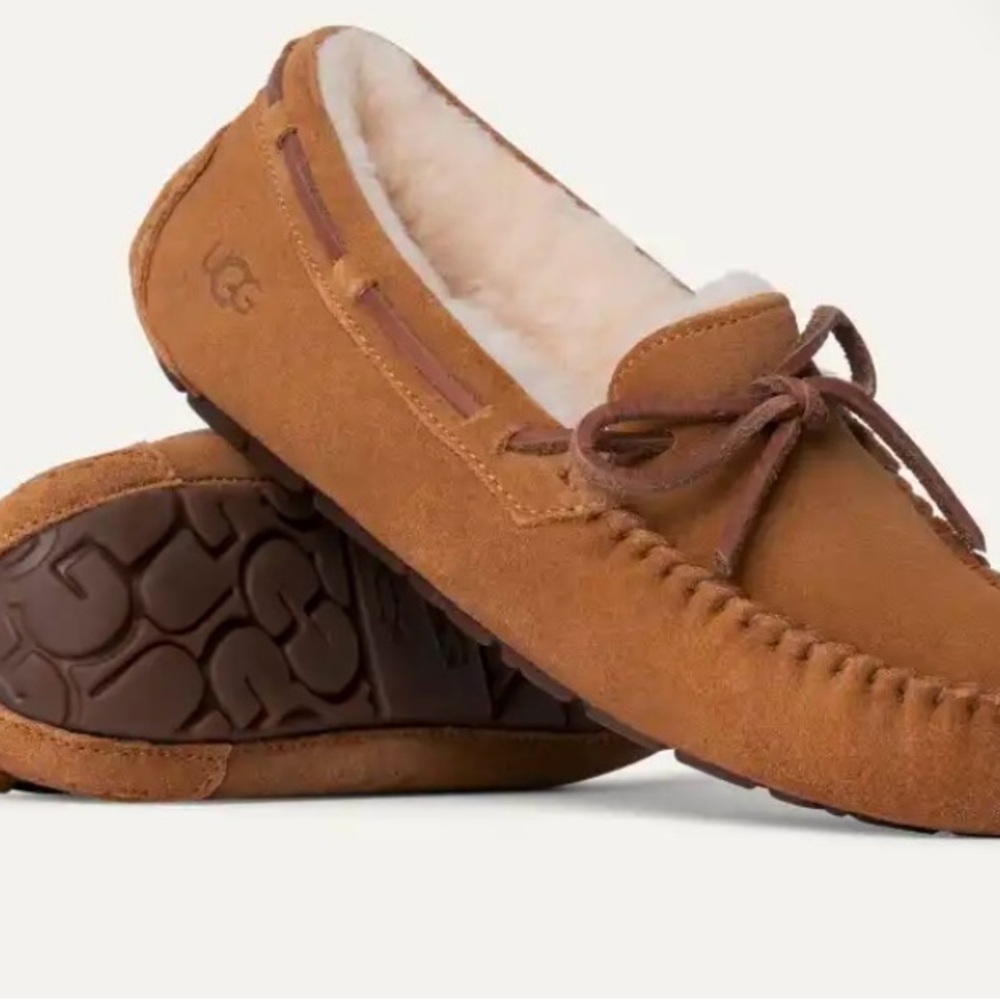 Uggs Slipper Women’s - Dakota - Chestnut Color - Size 9